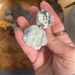 Set of two rustic crystal roses. Polished crystal carvings.